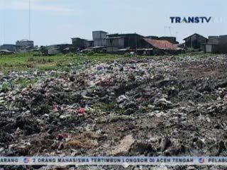 Ribuan Makam Tertimbun Sampah di Kampung Apung