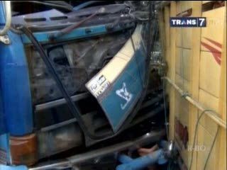 Truk Ditabrak Kontainer, Sopir Alami Patah Tulang