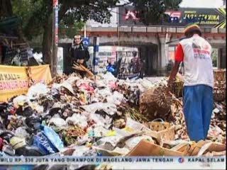 Sampah di Jakarta Menumpuk di Jalan