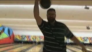 Merasa Jago Bowling? Lihat Dulu Aksi si Raja Bowling Gaya Belakang ini
