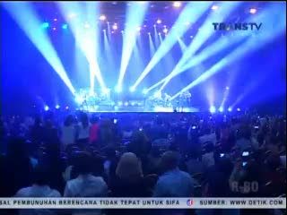 Lionel Richie Pukau Para Penonton dengan Suara Indahnya