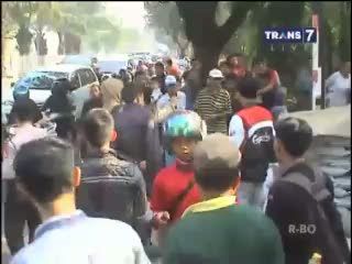 Ada Mayat di Jalan Sedang Memeluk Pot Bunga