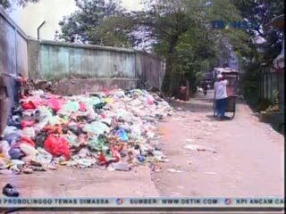 Banyak Sampah Menumpuk di Jalan-jalan Ibukota