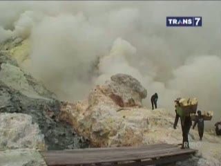 Kawah Ijen, Pesona Paling Dahsyat di Gunung Ijen