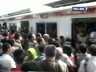 KRL Terganggu, Penumpang Menumpuk