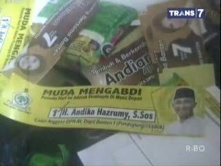 Caleg Anak Atut Bagi Paket Sembako