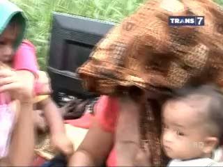 Belasan Rumah Semi Permanen di Pinggir Rel KA Pademangan Terbakar
