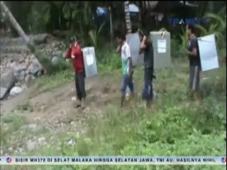 6 Anggota KPPS  Ini Jalan Kaki 12 Jam Demi Antar Logistik Pemilu