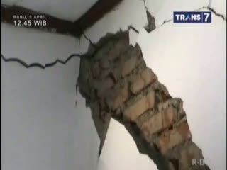 Tanah Bergeser, Rumah Warga Retak