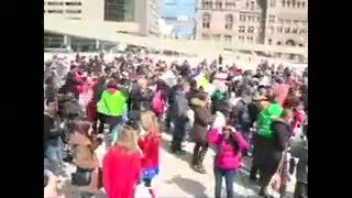 Usir Penat, Perang Bantal Massal Digelar