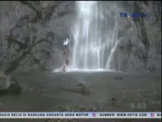 Siapkan Mental, Caleg Ini Jalani Ritual Mandi Air Terjun