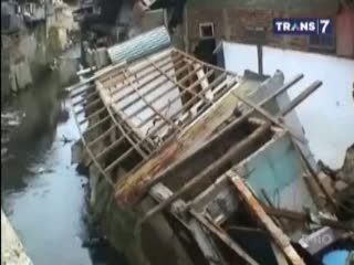 Tanah Bergeser, 2 Rumah Ambruk
