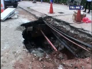 Jalan Amblas di Jl Jendral Sudirman Berbahaya dan Bikin Macet