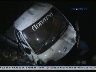Truk Tabrak Mobil Bak Terbuka, 4 Orang Tewas