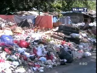 Sampah Menumpuk Sebarkan Bau Busuk