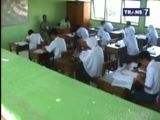 Siswa Saling Contek di Hadapan Pengawas UN