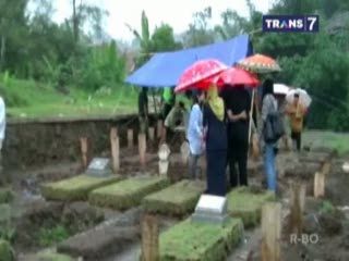 Jenazah Pasutri Korban Pembunuhan Dimakamkan
