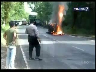 Hindari Motor, Mobil Terguling dan Terbakar