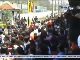 Ribuan Penumpang Unjuk Rasa di Jalur Kereta