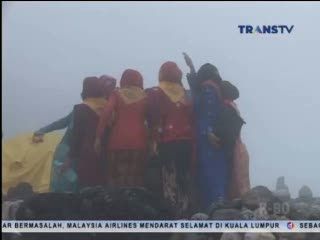 Memperingati Hari Kartini, Para Pendaki Wanita Ini Upacara di Puncak Gunung