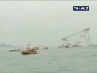 Keluarga Korban Kapal Tenggelam Menginap di Gelanggang Olah Raga
