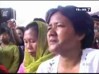 Isak Tangis Haru Warnai Prosesi Siswa Basuh Kaki Ibu di Hari Kartini