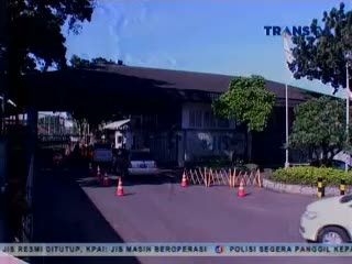 Petugas Imigrasi Cek Dokumen Pengajar JIS