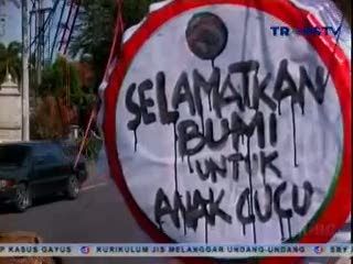 Aksi Teatrikal Ajak Warga Selamatkan Bumi