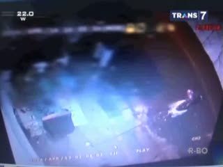Terekam CCTV, Polisi Lumpuhkan Pelaku 