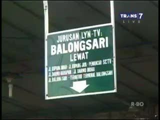 Angkot Tua Beroperasi di Jalanan Kota Pahlawan