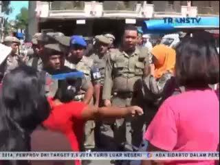 Menolak Ditertibkan, Ibu-ibu PKL Melawan Petugas