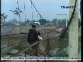 Meski Berbahaya, Anak Sekolah Nekat Melintas Jembatan