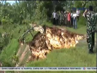 Bupati Tinjau Area Tanah Ambles