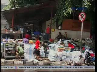 Pedagang Pasar Senen Berupaya Selamatkan Barang Dagangannya