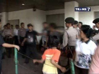 Polisi Tangkap 2 Pelaku Penjarah di Pasar Senen