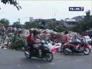 Tumpukan Sampah Ganggu Pengguna Jalan