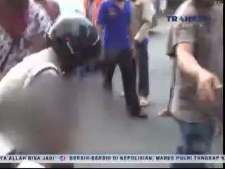 Pelaku Jambret Acungkan Pisau Saat Ditangkap