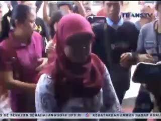Keluarga Korban Potong Ayam di Halaman Gedung Pengadilan