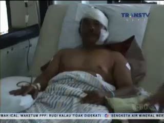 Seorang Pria Digorok Selingkuhan Istrinya dengan Sabit