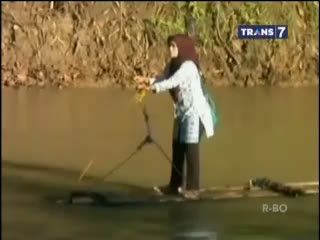 Jembatan Putus, Guru Terpaksa Merakit Bahkan Kerap Tercebur