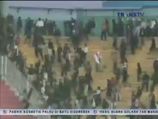 Suporter PSS Sleman Saling Serang dengan Suporter PSM