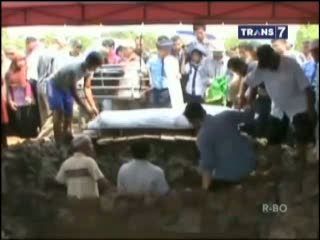 Satu Keluarga Korban Pembantaian Dimakamkan