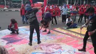 Di Depan Istana, Seniman Dukung Demo Buruh Sembari Melukis