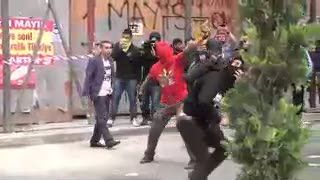 Rusuh Istanbul dan Aksi Mogok Yunani Tandai Hari Buruh 2014
