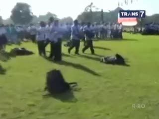 Siswa Berjatuhan di Apel Hardiknas