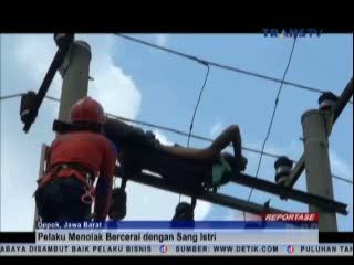 Digugat Cerai, Seorang Pria Nekat Panjat Tiang Listrik