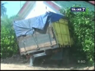 Truk Tabrak Rumah Anggota Dewan