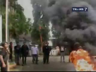 Mahasiswa Turunkan Bendera Merah-Putih, Unjuk Rasa Pembubaran KPU Ricuh