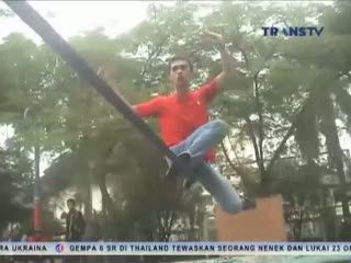 Aksi Memukau di Atas Tali Nilon 2 Inci