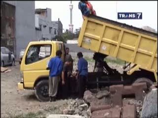 Sopir Truk Tewas Terjepit Bak Truk